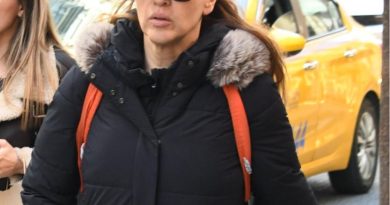 Nostaljik bir gülümseme, geçmişe veda mı acaba?