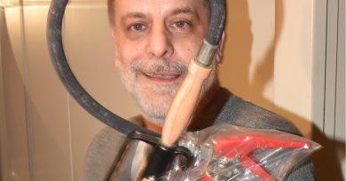 Yangın söndürme tüpüyle esprili poz, geçmişle yüzleşme mi?