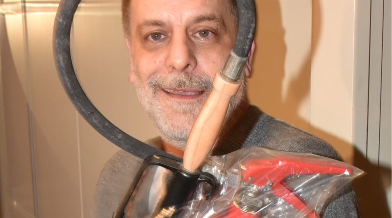 Yangın söndürme tüpüyle esprili poz, geçmişle yüzleşme mi?