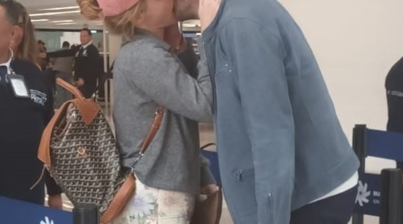 Gülüşler, bakışlar ihanet ediyor sanki