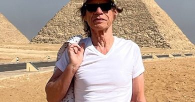 Piramitler önünde rock yıldızının neşeli anları yakalandı