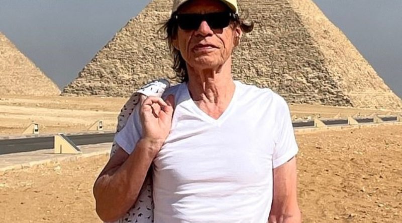 Piramitler önünde rock yıldızının neşeli anları yakalandı