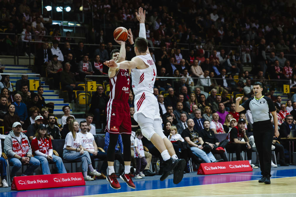 Taraftar coşkusu basketbolu ateşledi, tribünler yıkıldı