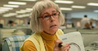 Çoklu evrenler, kimlik arayışı, görsel şölen