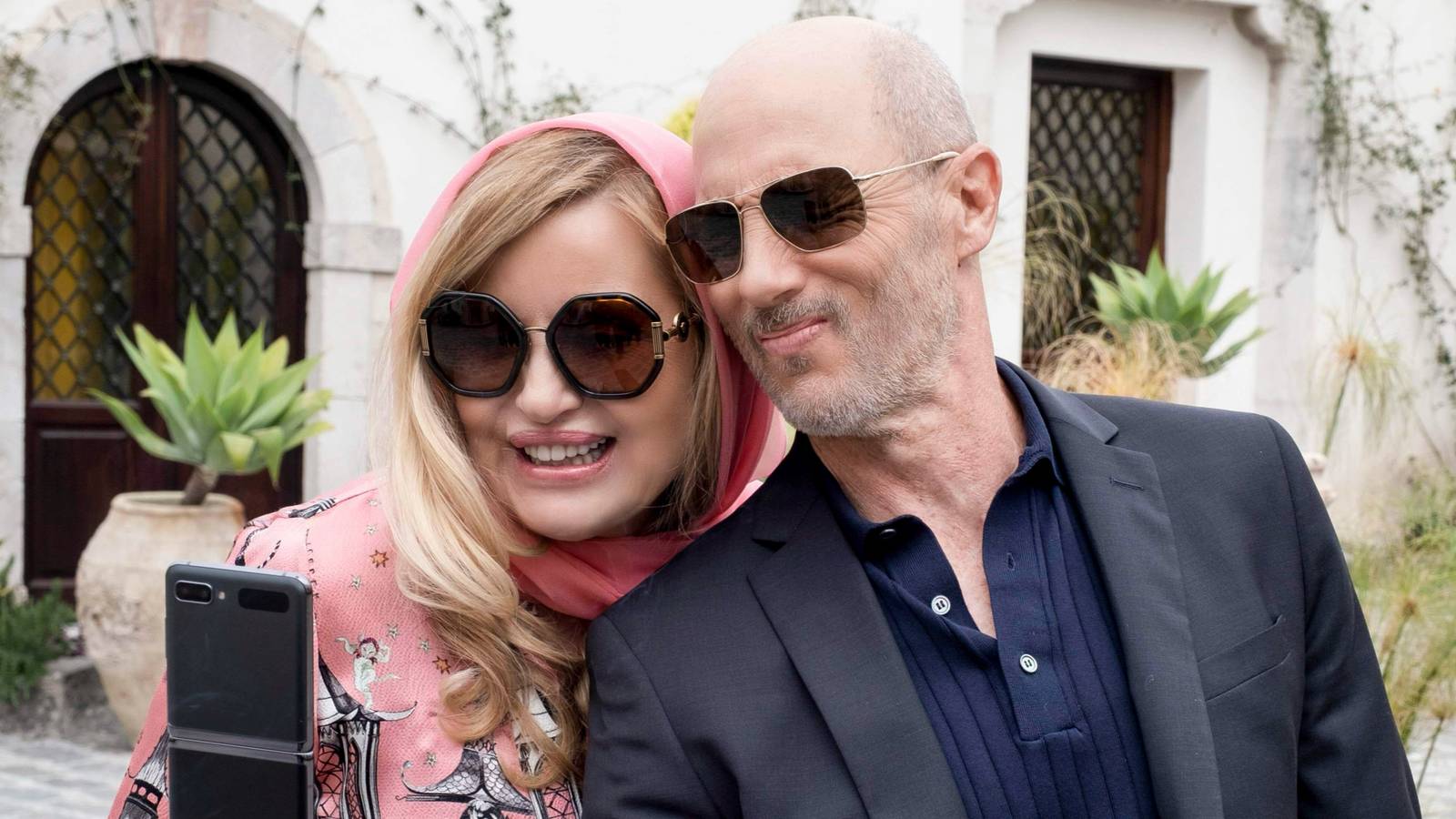 Lüks tatil, alaycı bakışlar, zenginlik ve karmaşa