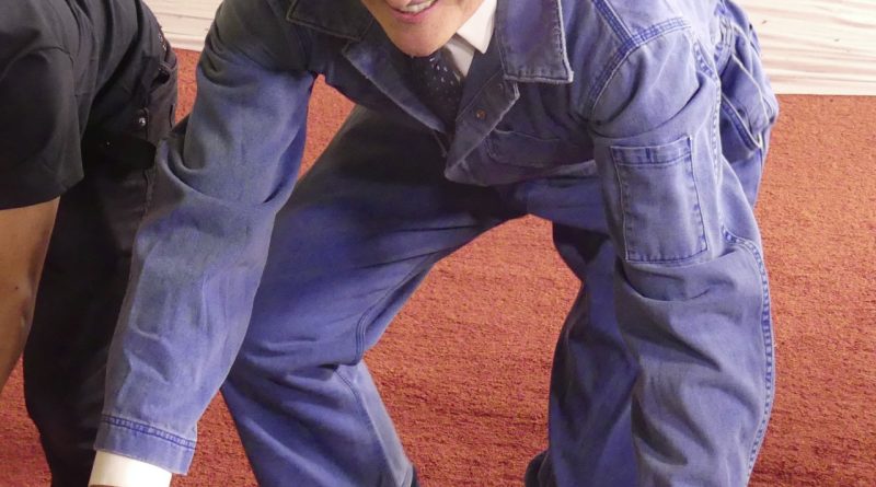 Kırmızı halıda Conan, neşe ve şıklık bir arada