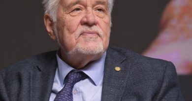 Bilge bir ses sustu, tarihe ışık tutan yürek uçtu