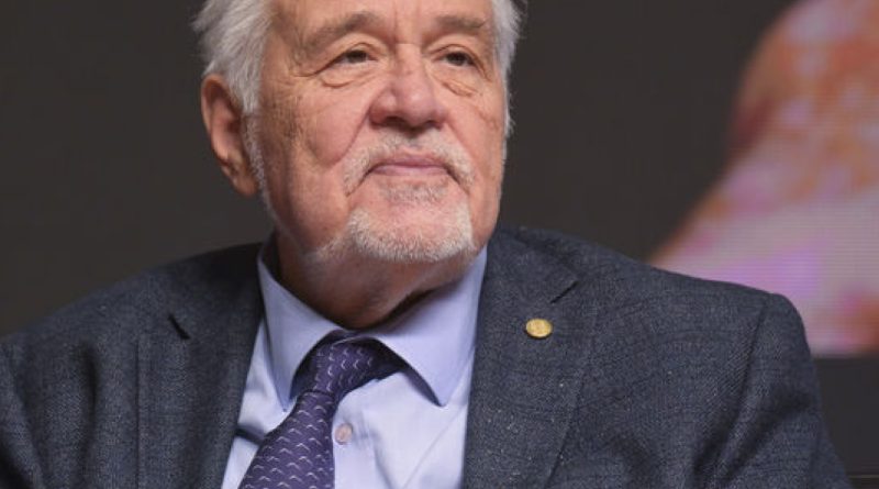 Bilge bir ses sustu, tarihe ışık tutan yürek uçtu