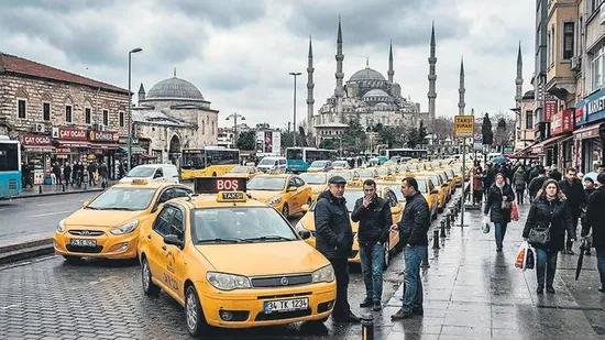 Korna sesleri yükseliyor, boş koltuklar çoğalıyor