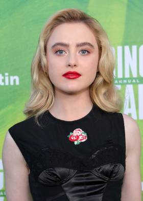 Gerilim yükseliyor, Kathryn Newton'ın bakışları derinden!