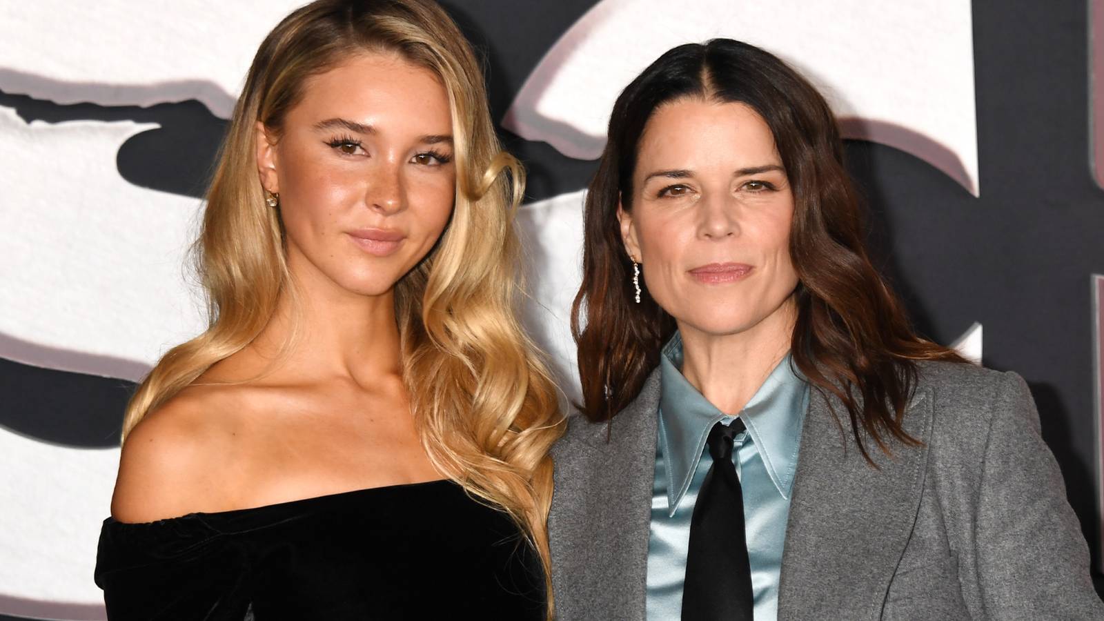 Gerilim dorukta, hayranlar coştu, gişe rekoru kırıldı