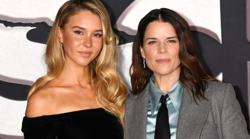 Gerilim dorukta, hayalet maske yine peşimizde!