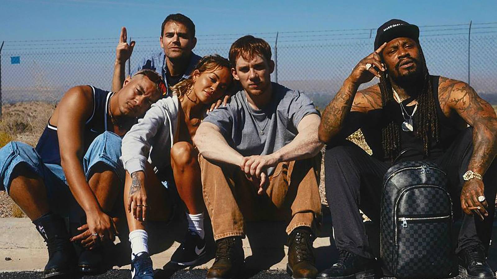 Neon ışığında karanlık bir yüz, beklenmedik bir tehdit