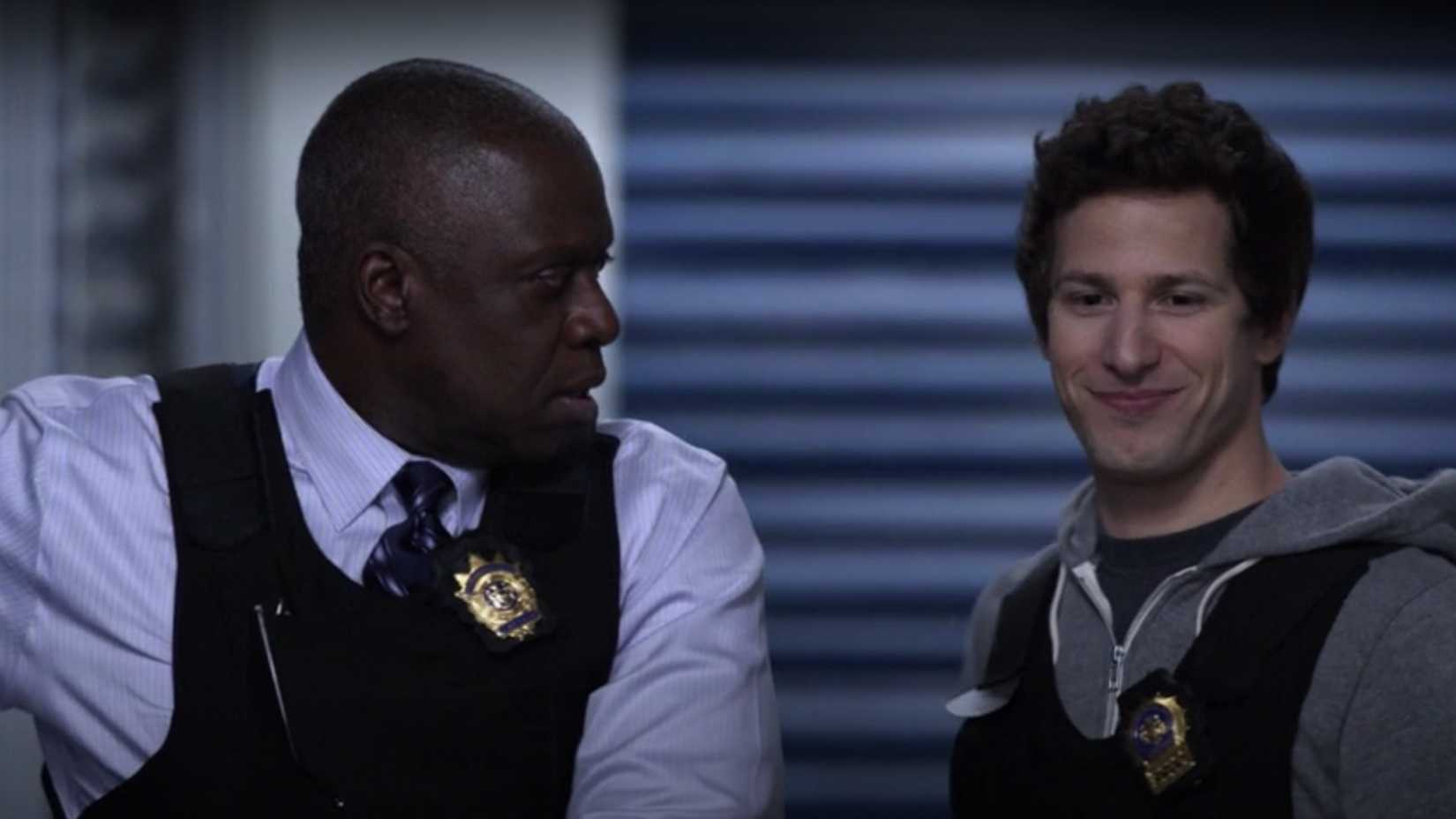 Hızlı tempolu diyaloglar, gerilim ve medya eleştirisi