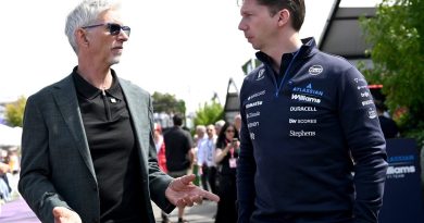 Eski şampiyon Williams ailesiyle kucaklaşma anı