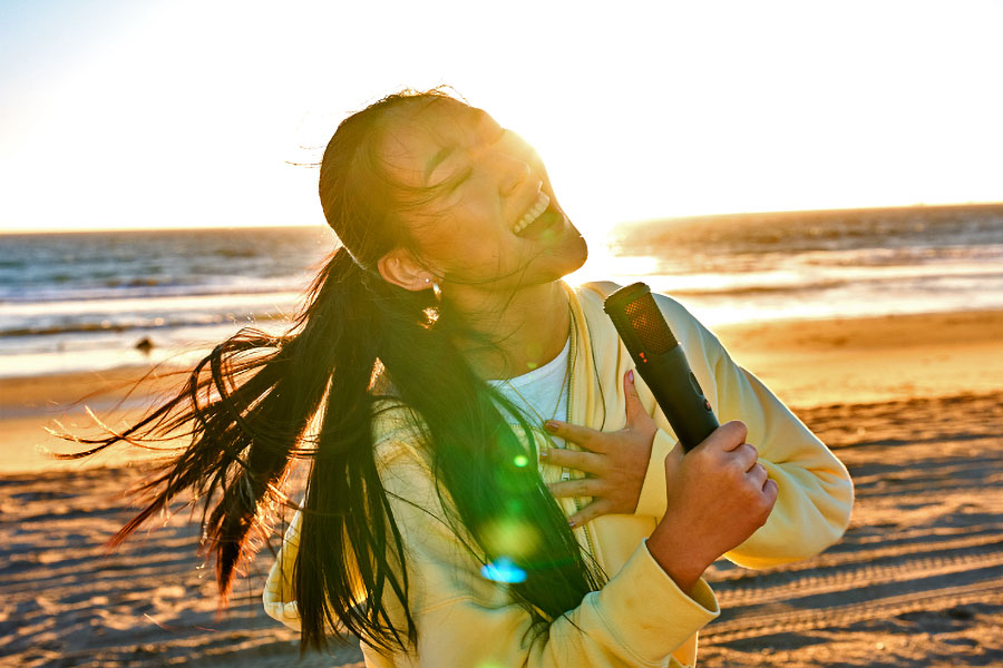 Ses yükseldi, ışıklar parladı, sahne senin!