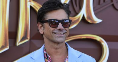 İkili kimlikler, gerilim yükseliyor, komedi karışımı