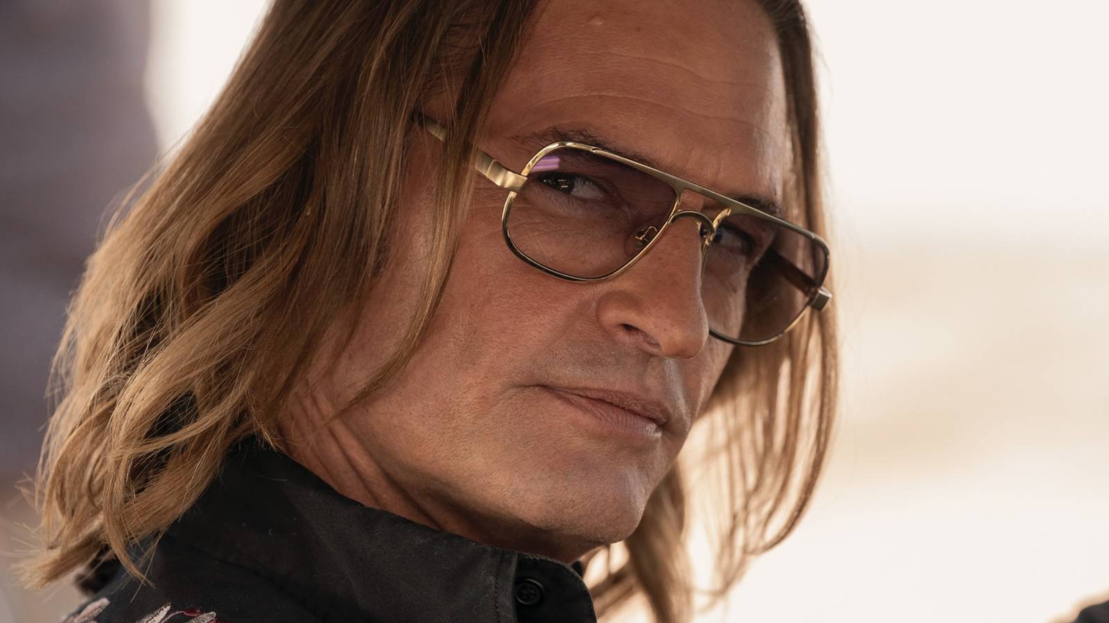 Çöl rüzgarı, tozlu yollar, gizemli kaçış