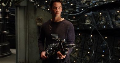 Siberpunk geleceğe damga vuruyor, neon ışıklar parlıyor