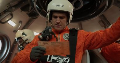 Dev canavarlar yükseliyor, izleyiciler ekrana kilitleniyor