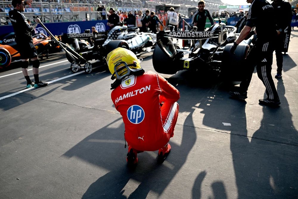 Eski dostu inceliyor, meraklı gözler takip ediyor