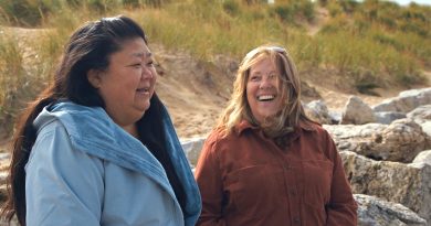 Yıllar sonra dostluklar yeniden tanımlanıyor, ayrılıyor, şekilleniyor