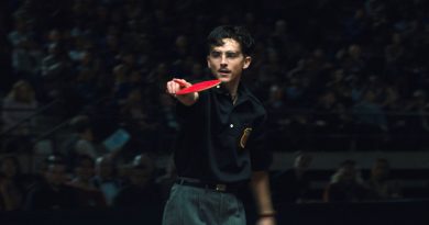 Gülümseyen yüzler, kırmızı halı, şampanya patlaması