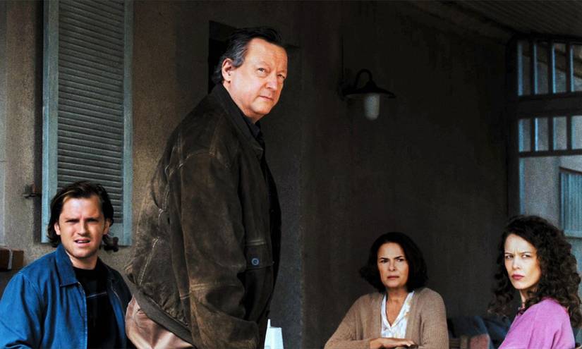 Aynalar karşısında kaybolmak, kimlik arayışı, gizemli bir çekim