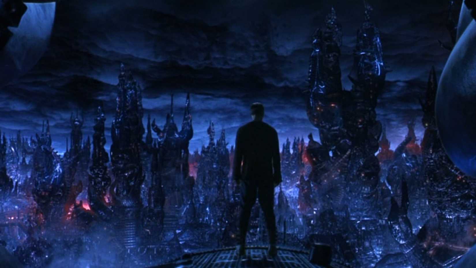 Neon ışıklar, distopya, geleceğin karanlık yüzü ekrana yansıyor