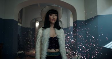 Arkeolog kraliçe, sırları açığa çıkarıyor, güç yükseliyor