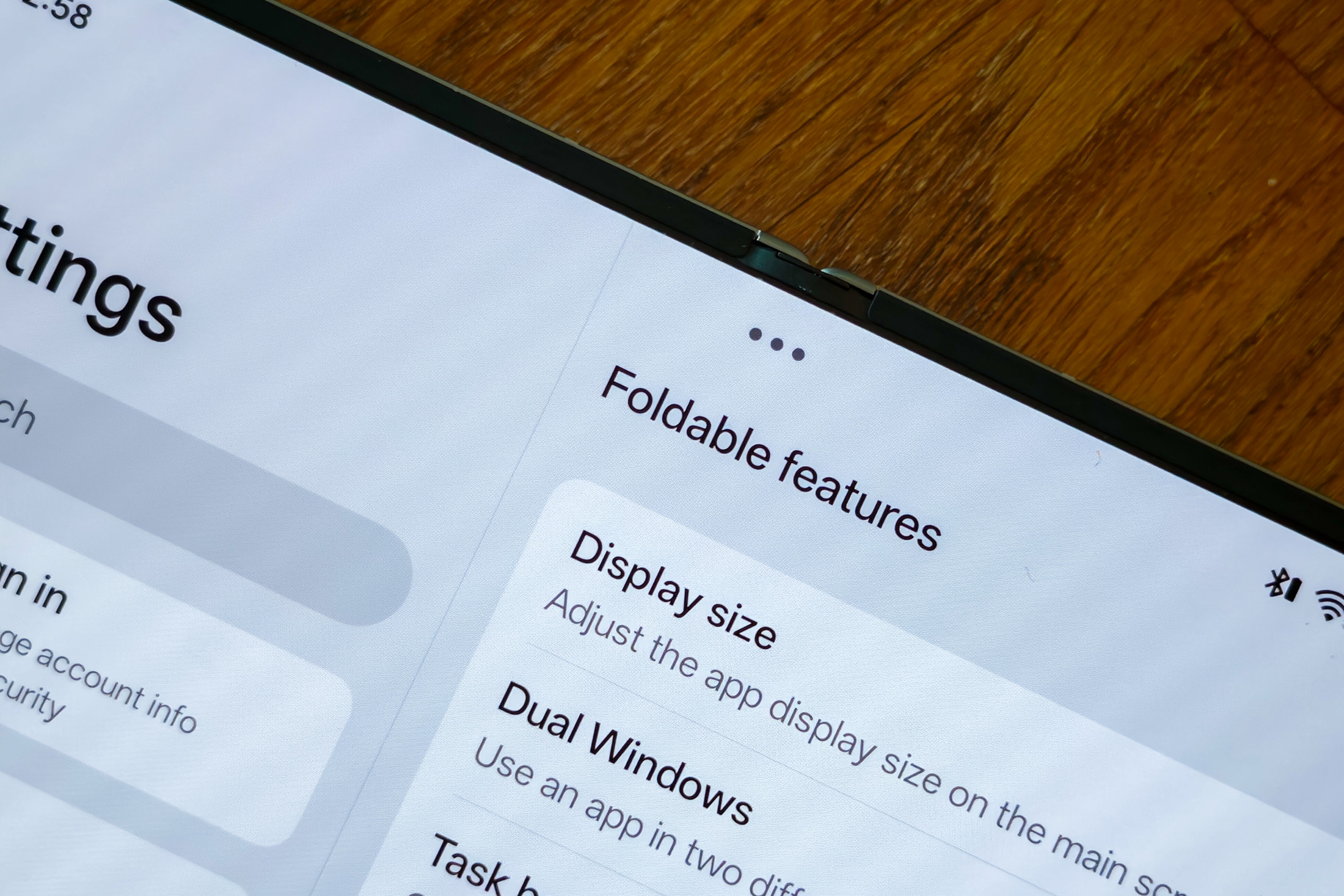 Katlanma çizgisi neredeyse görünmüyor, teknoloji harikası!