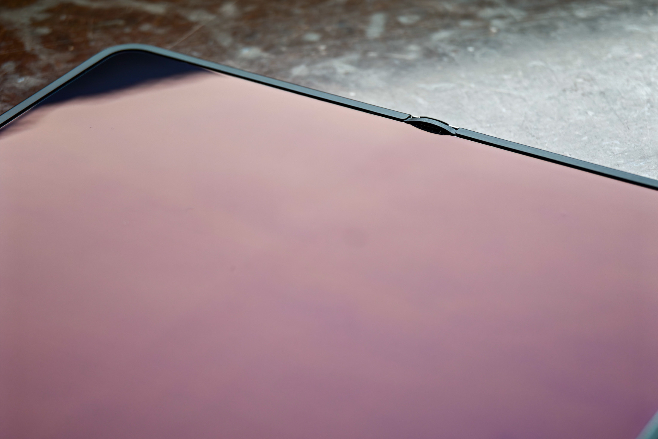 Katlanma çizgisi neredeyse görünmüyor, teknoloji harikası!