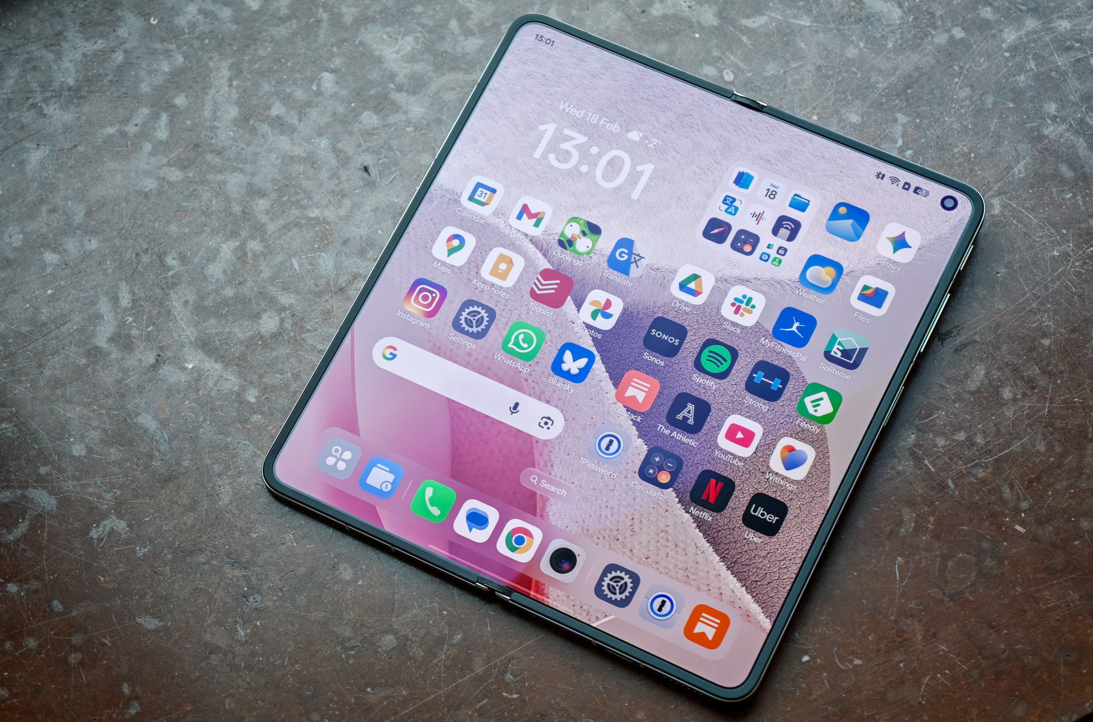 Ekranda neredeyse görünmez, katlanma artık dert değil