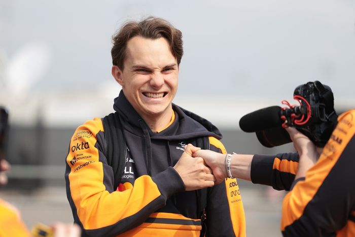 Genç pilot zaferini kutlarken, sunucu Raikkonen'i andı!