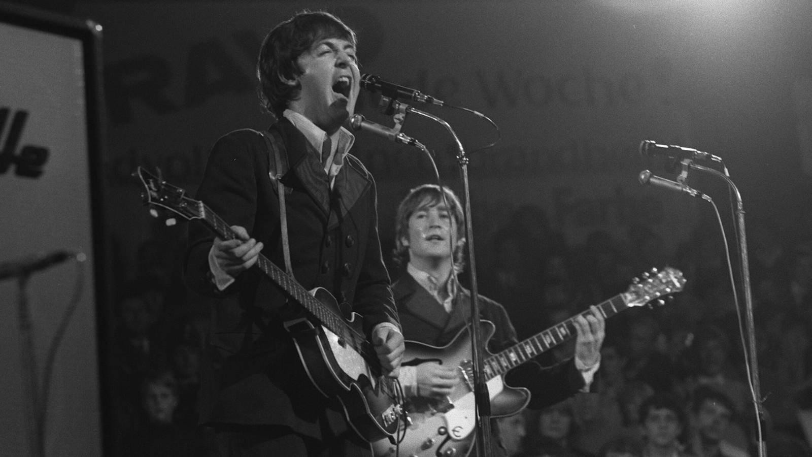 Boğazı yırtılmak üzere, yine de coşkulu bir an