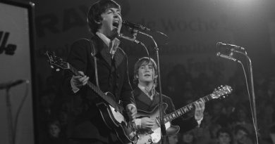 Boğazı yırtılmak üzere, yine de coşkulu bir an