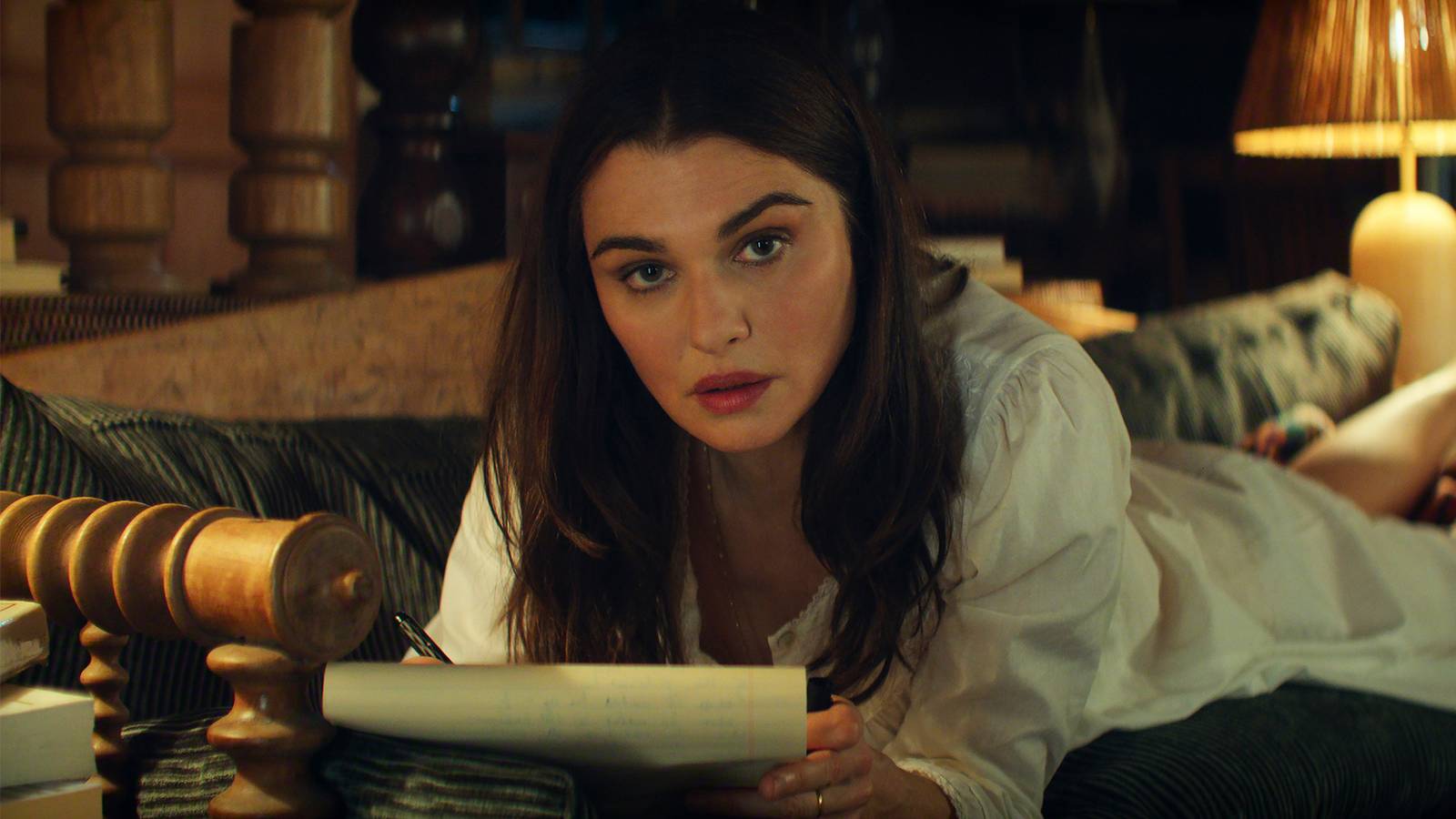 Gizemli hayatlar, karmaşık ilişkiler, Weisz'in büyüleyici performansı