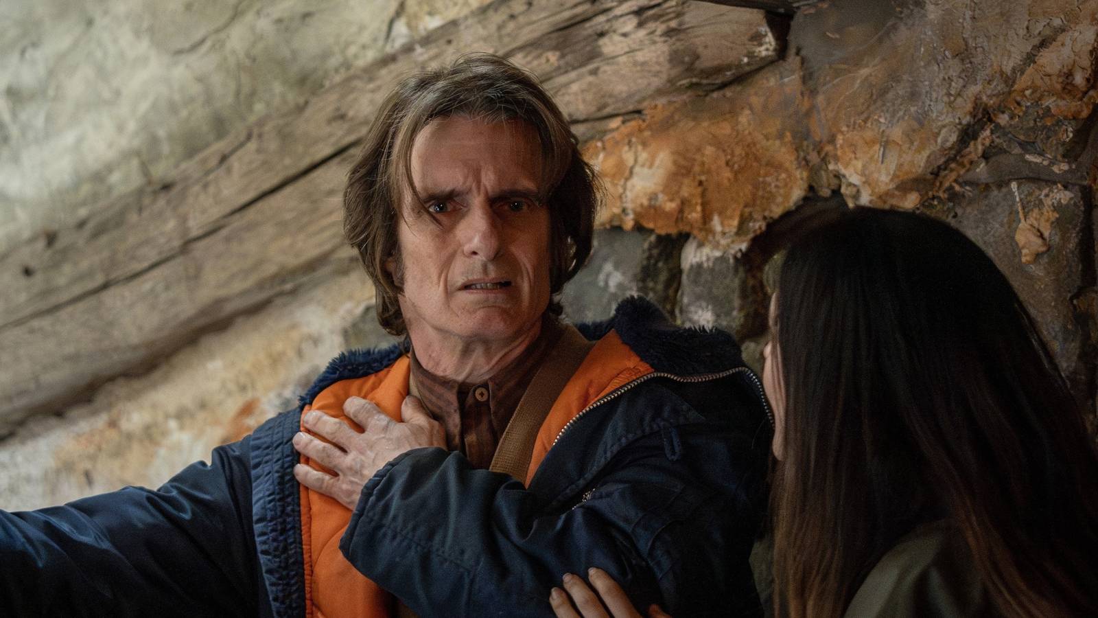 Korku dorukta, Sarı Adam'ın gölgesi kasabaya düşüyor