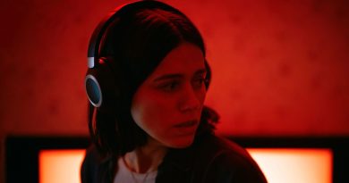 Sesin ürkütücü fısıltıları, karanlıkta yankılanıyor