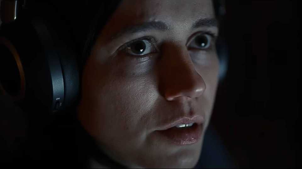 Gizemli sesler, karanlık atmosfer, tüyler ürpertici bir başlangıç