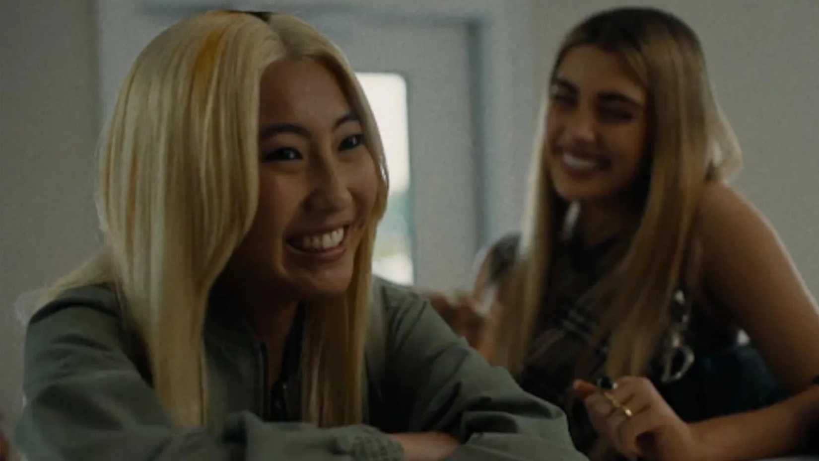 Yabancılaşma, kimlik arayışı, çarpık ayna gibi yansımalar