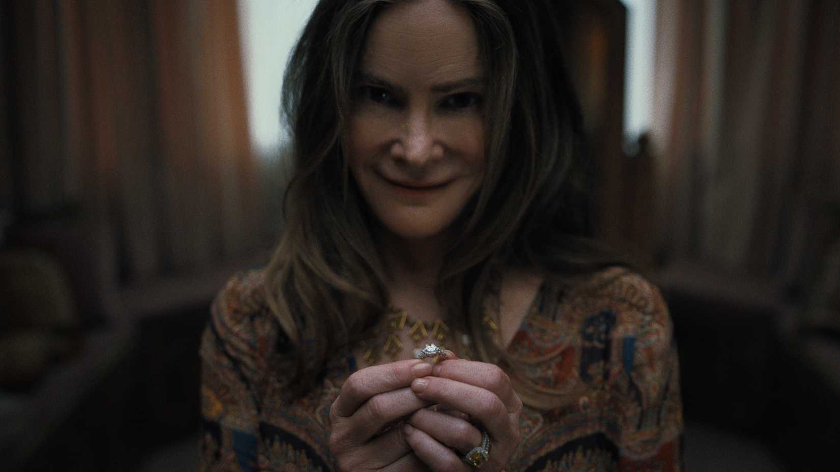 Karanlık sırlar, gergin atmosfer, tüyler ürpertici bir başlangıç