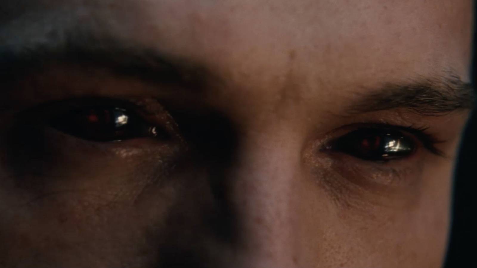 Karanlık sokaklar, kahraman geri dönüyor, ipuçları belirgin