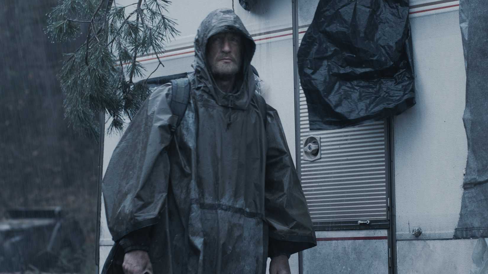 Karanlık sırlar, karmaşık zaman döngüleri, tüyler ürpertici bir atmosfere sahip