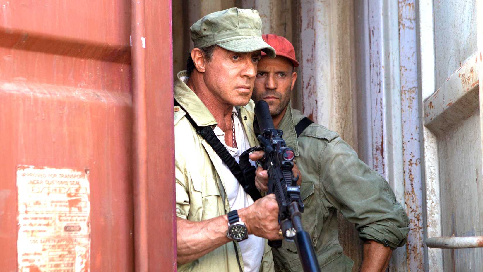 Patlamalar, dövüşler ve efsanevi yıldızlar Netflix’te!