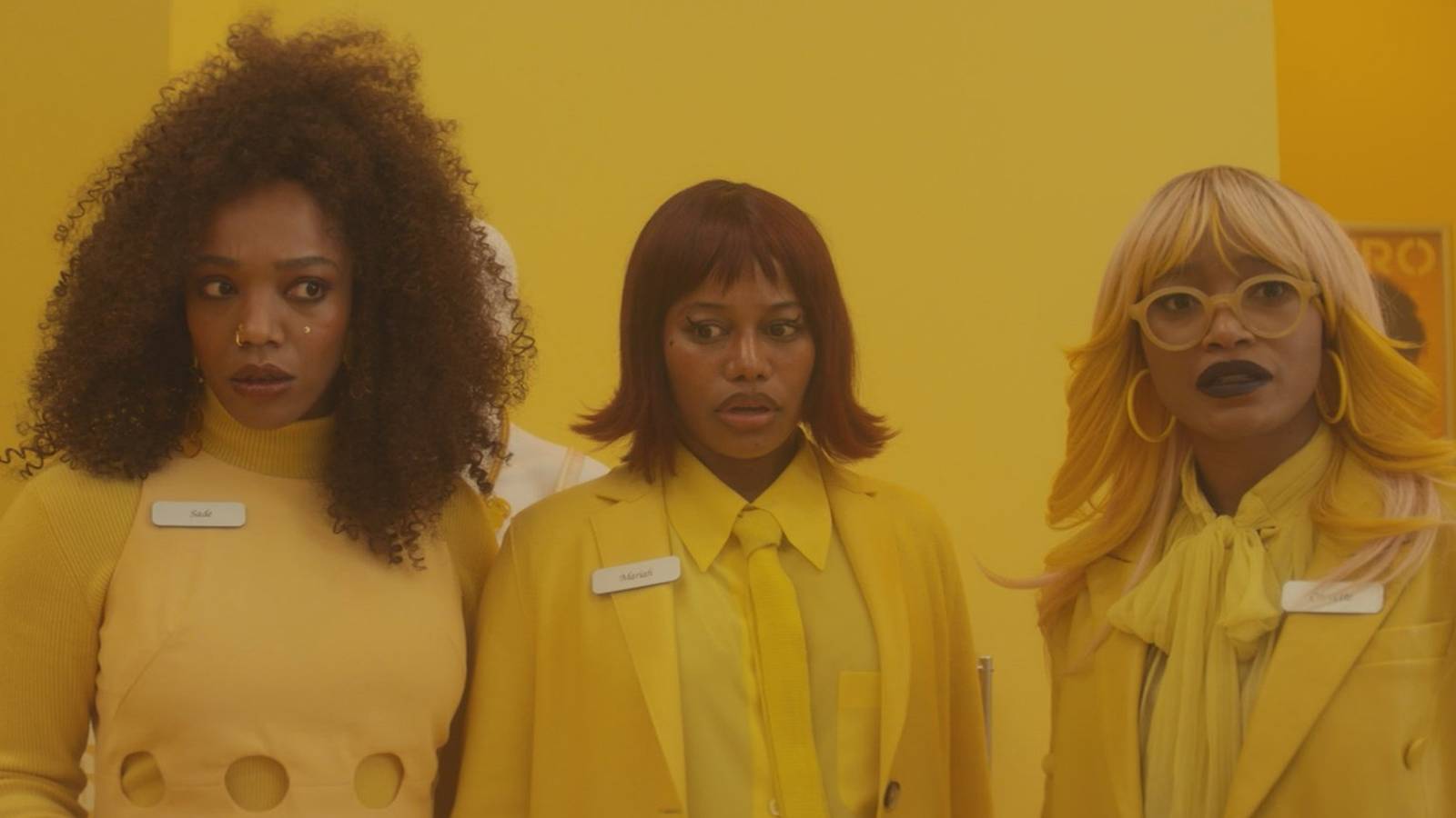 Kaos, dans ve devrim kokusu sinmiş absürt bir dünya