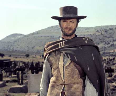 Güneş batarken sessizlik Tozlu yollar, yalnız adam