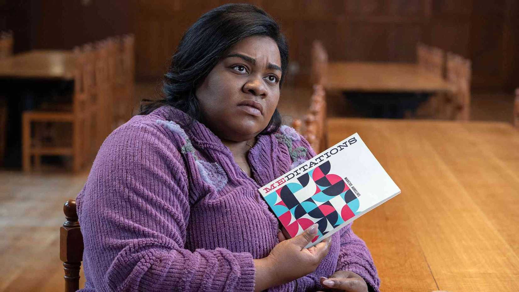 Parlak kostümler, gözler umutla parlıyor, sahne ışıkları!