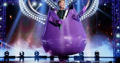 Sahne şovunda yumurta kostümüyle eğlenceli anlar yakalandı