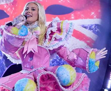 Eğlenceli sahne, renkli kostüm, sürpriz ifşa!